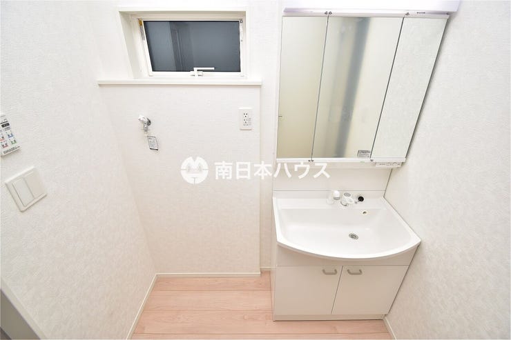 【洗面台、洗濯機置き場同型写真】3面鏡の洗面台で収納たっぷり!