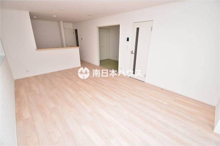 【リビング同型写真】18帖のリビングです!和室もあり家族の集まる憩いの場になりそうです♪