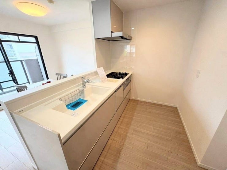 木目の温もりが感じられる扉が印象的な洋室です。窓からの採光で部屋全体が明るく、落ち着いたインテリアに馴染みます。ベッドルームやワークスペースなど、多用途に利用しやすい整った室内です。