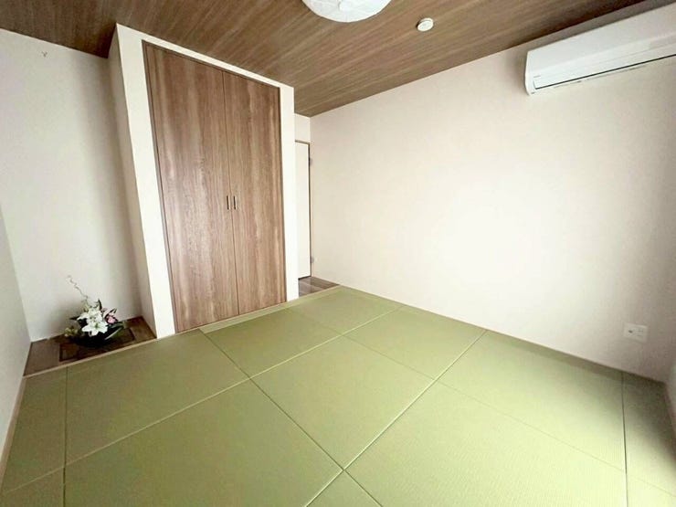 客間としてはもちろん、お子様の遊び場や、お昼寝のスペースとしても重宝する便利な一室です。床が柔らかいため足音や振動が響きにくく、アイロン掛けなどの家事や、ワークスペースにも適しています。