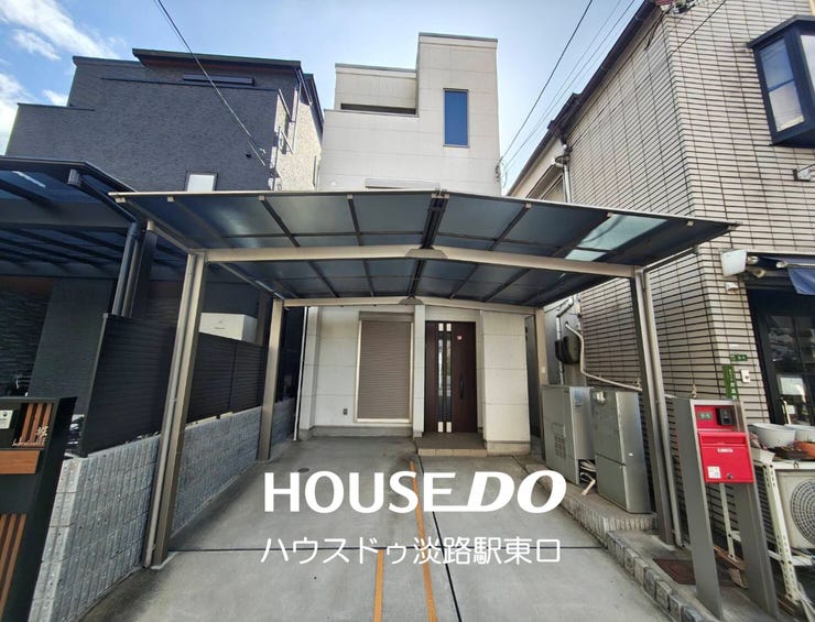 白を基調とした爽やかな外観に、キューブ型のモダンなフォルムが映える邸宅。前面にはしっかりとした屋根付きの駐車スペースを備え、建物全体の立体感と機能性が調和したスマートな佇まいです。