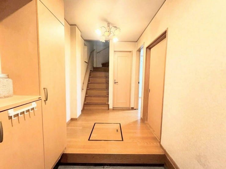 玄関から室内へ上がると、手すり付き階段や各部屋へつながる効率的な動線設計。足元には床下収納も備えられており、日用品や非常用品などをスマートに格納できる使い勝手の良さが魅力です。