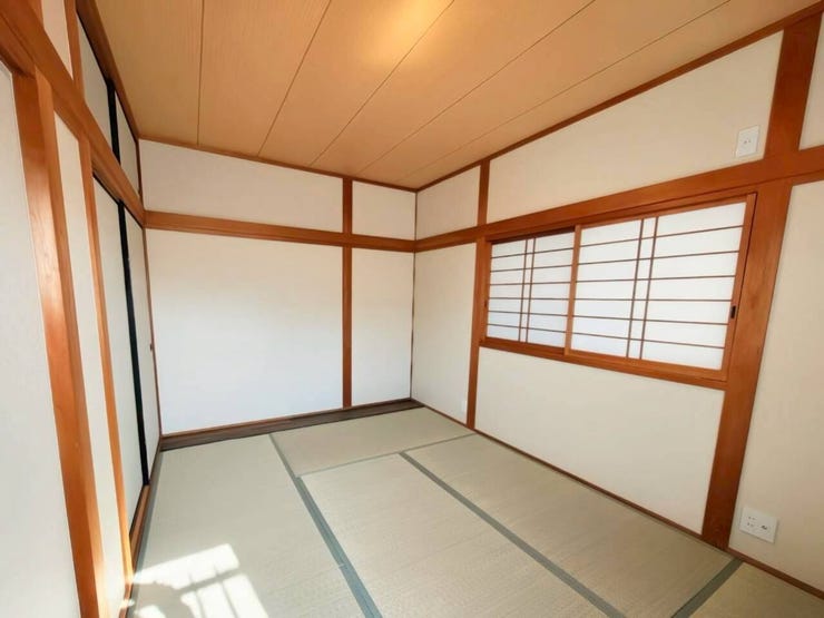 木目が美しい天井と真壁造りの柱が描くグリッドデザインが映える上品な和室。障子窓から柔らかな自然光が差し込み、凛とした雰囲気の中にぬくもりを感じられる居心地の良い空間です。