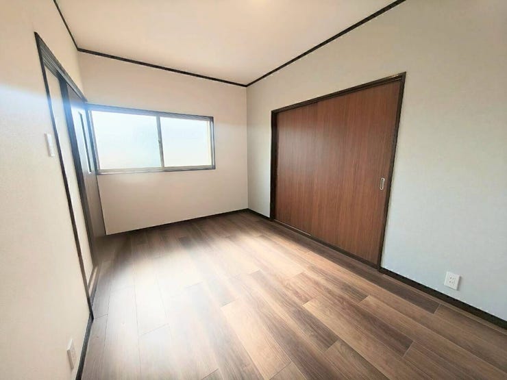 大型の引き戸付き収納を備えた洋室。衣類や生活用品をまとめて収められるため室内に余計な家具を置く必要がなく、居住エリアをすっきりと広く保てます。生活感を隠してスマートに過ごせる空間です。
