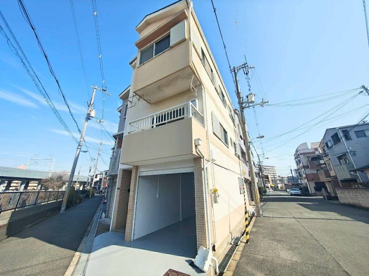 1階にビルトインガレージを備え、愛車の保護や荷物の出し入れに便利な設計。前面道路も幅員があり車の出し入れがスムーズに行えるほか、バルコニー付きで日々の生活利便性にも優れた物件です。