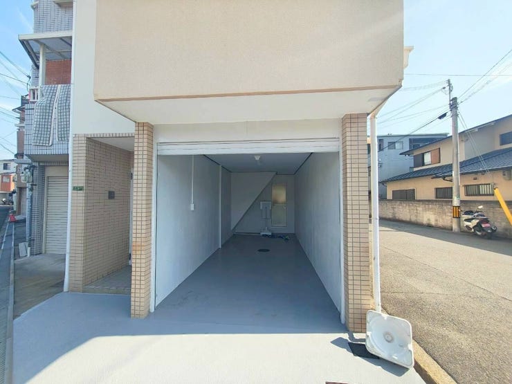 ガレージ奥には室内へダイレクトに繋がるドアを備え、雨の日でも濡れずに家の中へアクセスできる優れた動線が魅力です。玄関も隣接しており、お出かけや帰宅時のスムーズな移動をサポートする機能的な設計です。