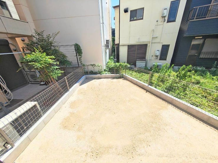 平坦で使いやすい広さのある専用のお庭スペース。周囲はフェンスで仕切られており、ガーデニングや子ども用のプール遊び、身近に植物を育てる空間として多目的に活用できます。