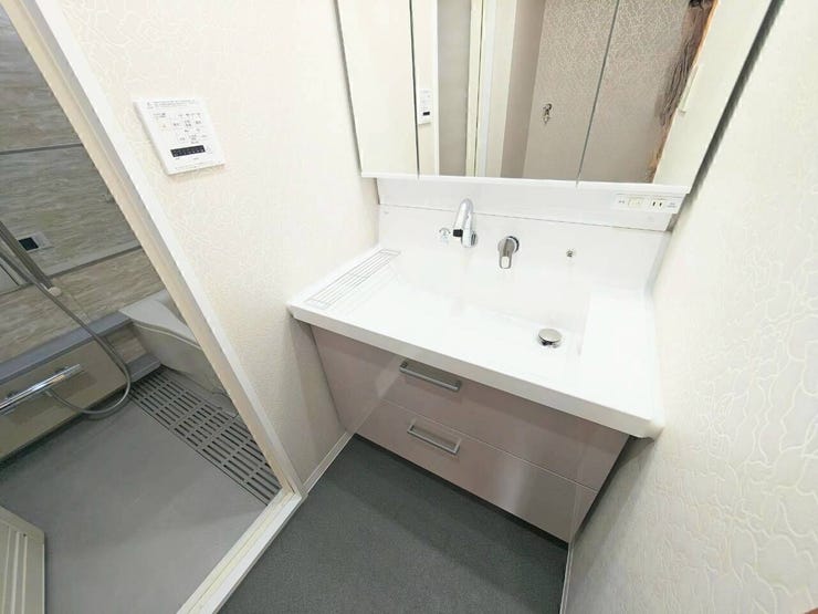 三面鏡の裏は収納になっており、洗面台をすっきりと清潔にお使いいただけます
