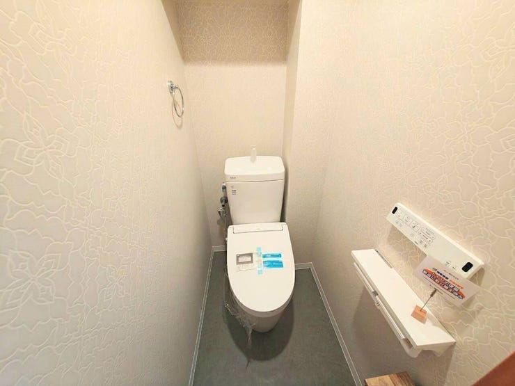 シンプルで清潔感のあるトイレ。
お掃除しやすい設計がうれしいです♪
