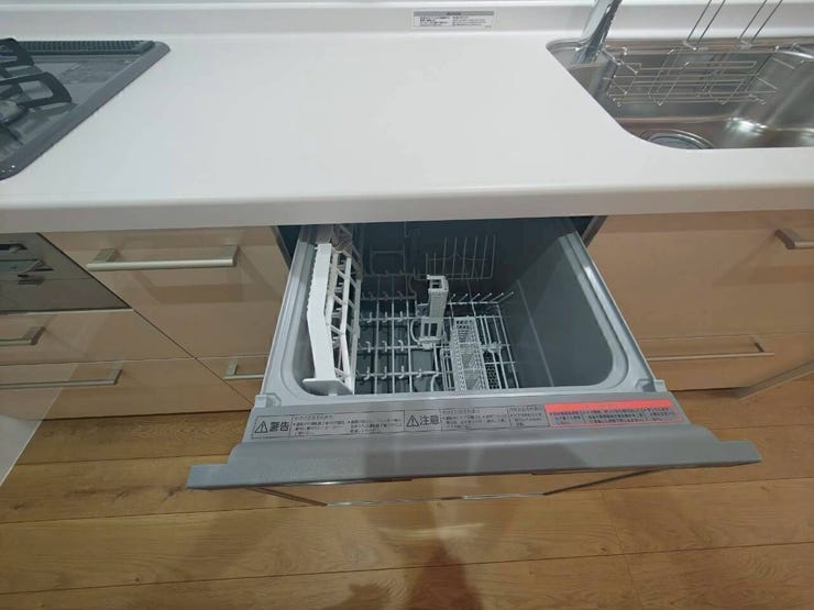 調理スペース下にすっきりと収まるビルトインタイプの食器洗い乾燥機。食後の片付けを効率化でき、節水や手荒れ防止にも貢献。調理台の作業スペースを広く保ちながら日々の家事をサポートします。