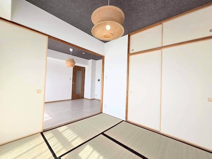 扉を開けるとリビングとつながり開放感のある広い空間に◎