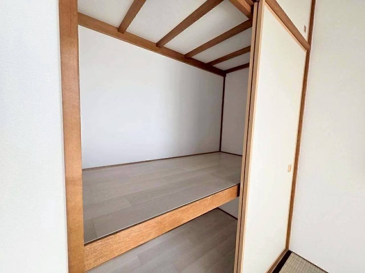 奥行きもあり収納力たっぷりの押し入れ。