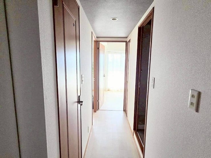 玄関から入ると心地よい自然光がまっすぐ通路まで差し込みます。帰宅する家族を温かく迎えてくれます♪