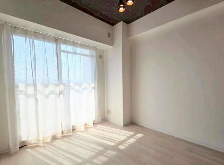 全居室バルコニーに面していて日当たり良好です◎
こちらのお部屋は廊下を隔てているので個人のお部屋や寝室としても使いやすいお部屋です◎