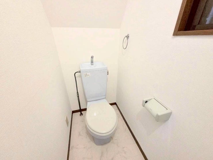 白を基調とした清潔感のあるコンパクトなトイレです。手洗い一体型のタンクが採用されており、限られたスペースを有効に活用しています。無駄のないシンプルなデザインで、日頃のお手入れも簡単です。