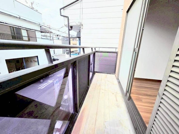 日当たりが良く、洗濯物や布団を干すのに便利なバルコニーです。半透明の目隠しパネルが外からの視線を適度に遮りつつ、光を遮らない設計。周囲の風を感じながら、ちょっとした気分転換もできる場所です。