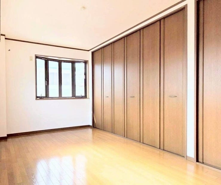 大きな窓からの採光と、豊かな壁面収納が特徴の洋室です。私物や季節家電などをすっきりと片付けられるため、生活感を抑えた綺麗な状態を維持しやすく、毎日の暮らしを穏やかにサポートします。