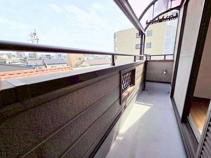 屋根付きのバルコニーは、急な雨でも洗濯物が濡れにくく安心です。風通しも良く、よく晴れた日にはお布団もしっかり干せます。ちょっとしたガーデニングスペースとしても楽しめる、ゆとりのある空間です。