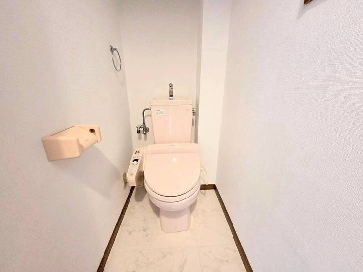 清潔感のある白を基調とした落ち着いたトイレスペースです。温水洗浄便座が完備されており、寒い季節でも快適にご使用いただけます。毎日使う場所だからこそ、シンプルでお手入れがしやすい空間になっています。