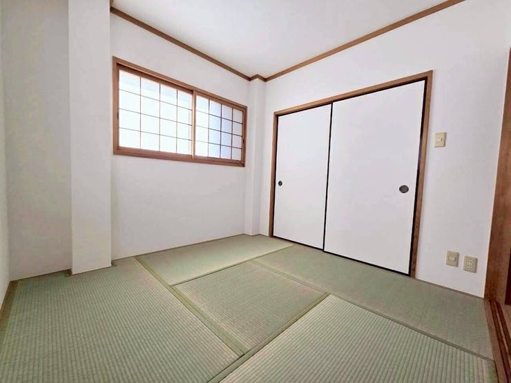 障子越しに広がる柔らかな自然光が、和室全体を温かく包み込みます。ゴロンと寝転がってくつろげる畳の空間は、客間としてはもちろん、お子様の遊び場やちょっとしたお昼寝スペースとしても重宝する一部屋です。