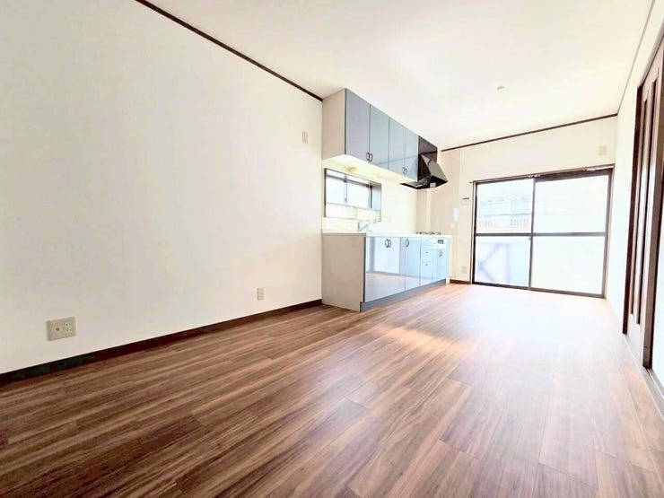 大きな窓から明るい日差しが入り込む、開放的なリビングダイニングです。キッチンからお部屋全体を見渡せるため、お料理中もご家族の様子がわかり安心です。木目調の床が温かみを添え、心地よい憩いの場となります。
