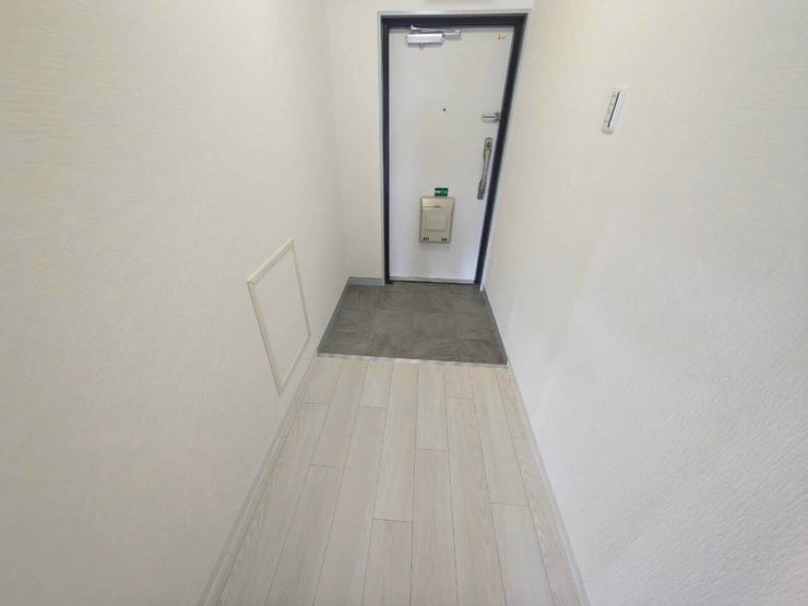 無駄のないシンプルな玄関は、お好みのシューズボックスを置いて自由にアレンジできます♪