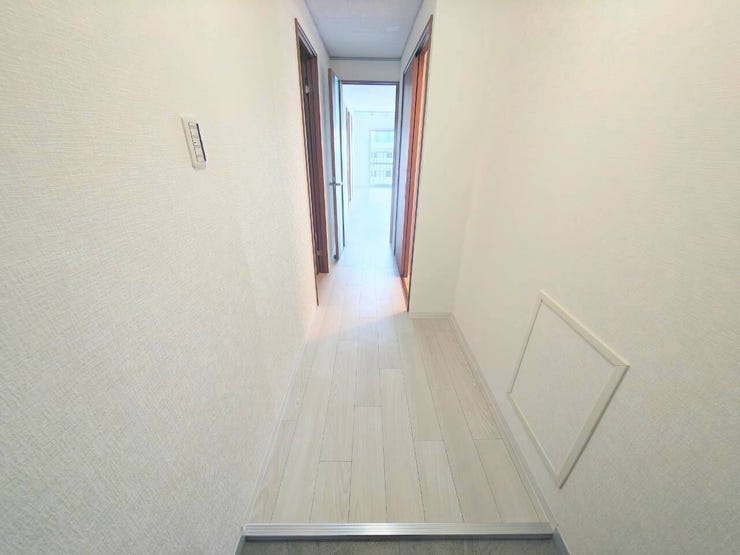 バルコニーからまっすぐに差しこむ陽射しが、帰宅する家族を温かく迎えてくれます♪