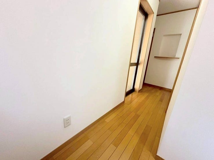 廊下の壁面にニッチ(飾り棚)が設けられた設計です。鍵などの小物置き場や家族の写真・インテリアを飾るスペースとして活用でき、空間にさりげないアクセントをプラスします。