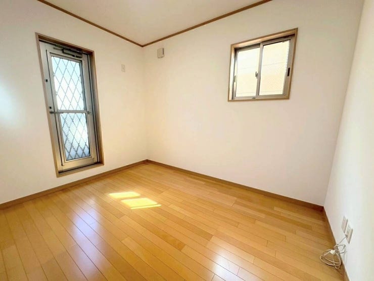 格子のついたドアと高めの小窓を設けた2面採光の部屋です。防犯面やプライバシーに配慮しつつ、風の通り道を確保できるため、室内の定期的な換気もしやすい構造となっています。
