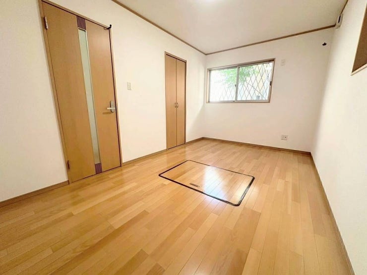 スリットガラス付きのドアから光が届き、やわらかな雰囲気を感じられるお部屋です。木目調の綺麗なフローリング仕上げで、落ち着いて心地よく過ごせる空間となっています。