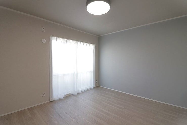 こちらの洋室もバルコニーに面して優しい陽射しが入ります。