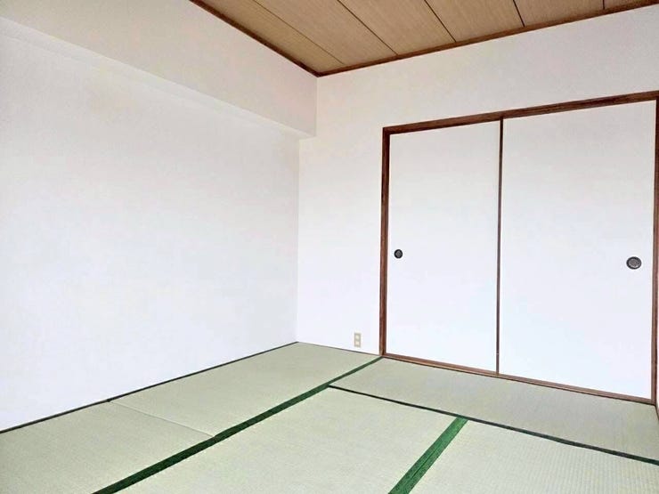 明るい畳敷きの床面と木目調の目透かし天井が調和する和室構造。白の壁面と引き戸で構成されたシンプルな内装で、座卓や座椅子といった和家具はもちろん多様なインテリアになじむ設計です。