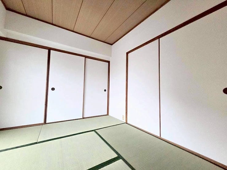窓からは広いバルコニーに出られます♪