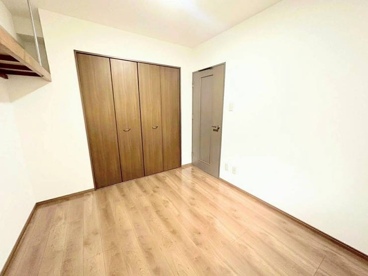 ナチュラルな木目調フローリングと落ち着いたブラウンの建具が調和する上品な空間。白い壁面とのコントラストが美しく、家具を配置しやすいすっきりとした居室構造です。