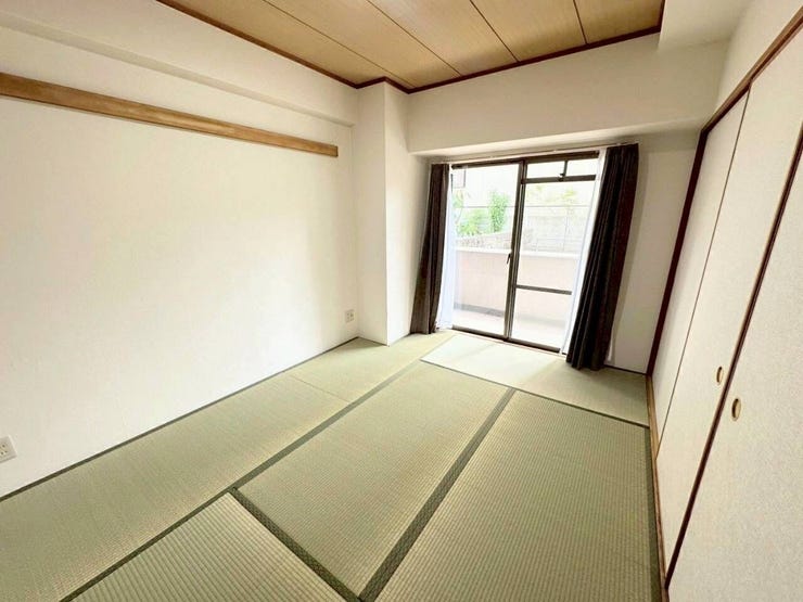 大きな窓からやわらかな自然光が差し込む、穏やかで落ち着いた和の空間。畳の温もりとすっきりとした内装が心地よく、日々の疲れを癒やしながらゆったり過ごせます。