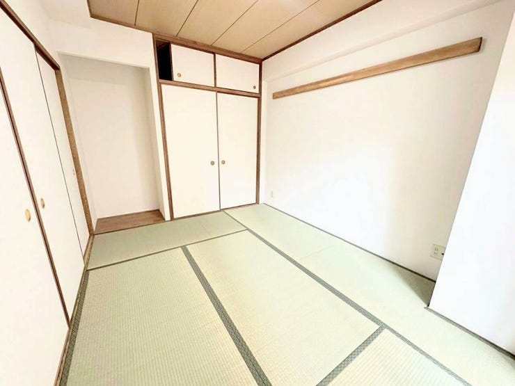 天袋を備えた多段押し入れとオープン棚を配置した高い収納性。布団や季節物の家具を効率よく仕舞えるため、居室内を広々と活用し清潔な空間を保つことができます。