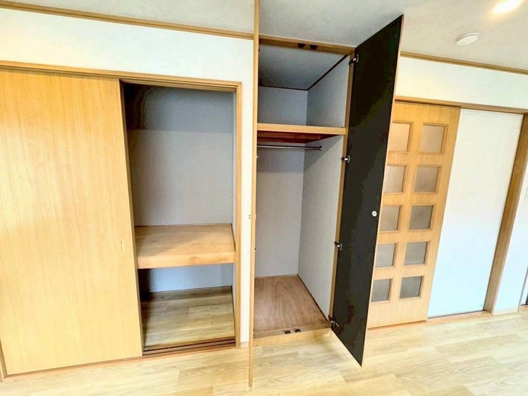 リビング内に十分な容量の収納があるため、居住スペースに余計な家具を置く必要がありません。部屋全体のすっきりとした状態をキープしやすく、掃除や日々のお手入れ、家具の模様替えもスムーズに行えます。