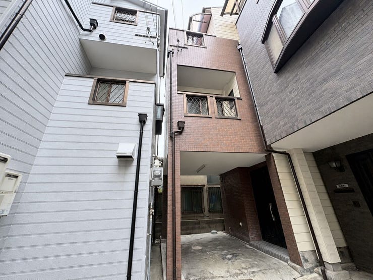 落ち着いたブラウン調のタイル外壁が印象的な3階建て。1階部分には、雨や日差しから大切な自家用車を守るビルトインガレージ(屋根付き駐車スペース)がございます。