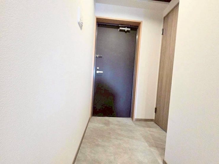 シンプルシックな玄関。入ってすぐ横の扉を開けると納戸になっており、お好みのシューズボックスや収納でアレンジできます♪
