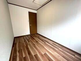 凹凸の少ない使い勝手の良い長方形の部屋形状です。壁面が広く確保されているため、ベッドやデスクなどの大型家具を効率よく配置でき、自由度の高い空間レイアウトが可能です。