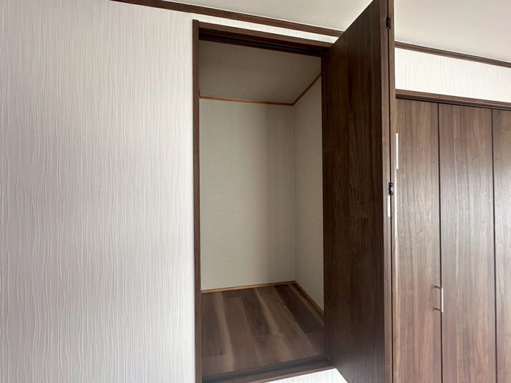 開き戸の奥に独立した小部屋を備えた設計です。シーズンオフの家具やスーツケースなどの大きな荷物をまとめて保管できる納戸として活用でき、住まい全体の収納力を大幅に高めます。