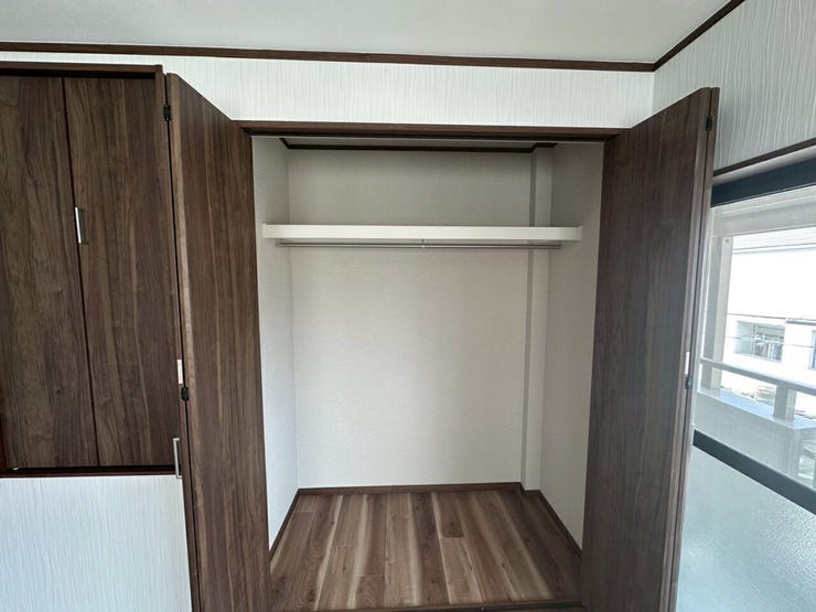 大きく開く両開きの折れ戸を採用しており、中身が見渡しやすく物の出し入れがスムーズです。衣類や日用品をまとめてすっきりと収納でき、部屋の整理整頓に役立ちます。