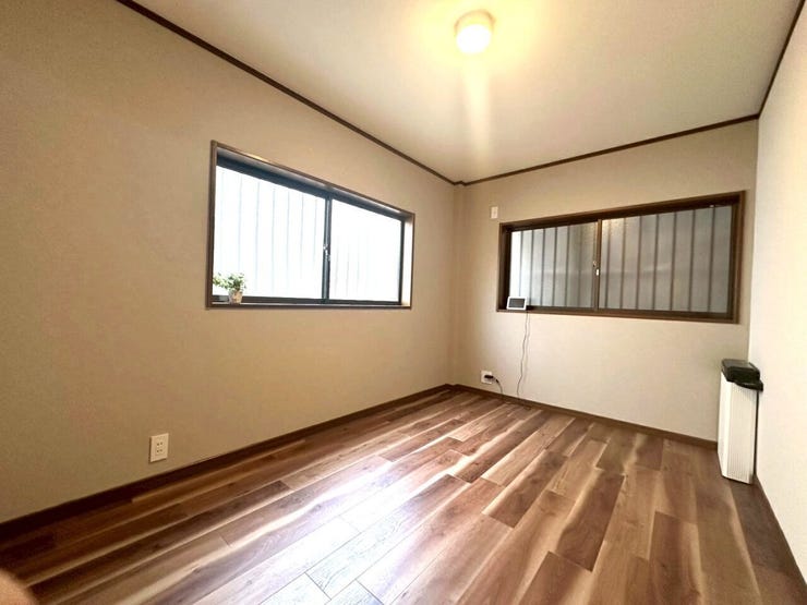 深みのある木目調のフローリングが落ち着いた雰囲気を演出するお部屋です。壁面がすっきりと確保されており、ベッドやデスクなどの家具を自由に配置しやすい間取りです。