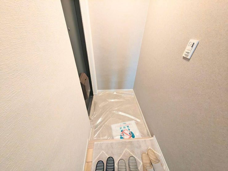照明のスイッチパネルが手に届きやすい位置に配置された、日常の使いやすさに配慮した設計です。