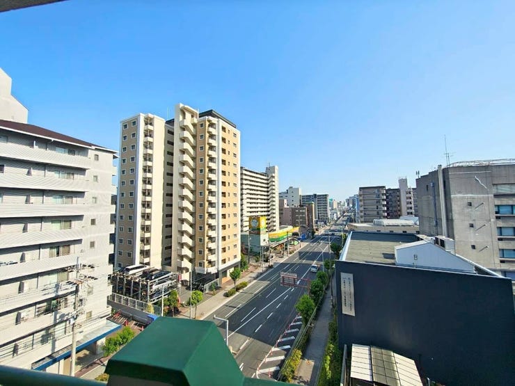 前面に遮るものがなく、遠くまで視界が抜けた高層階ならではのロケーション。周辺の街並みが一望できます。