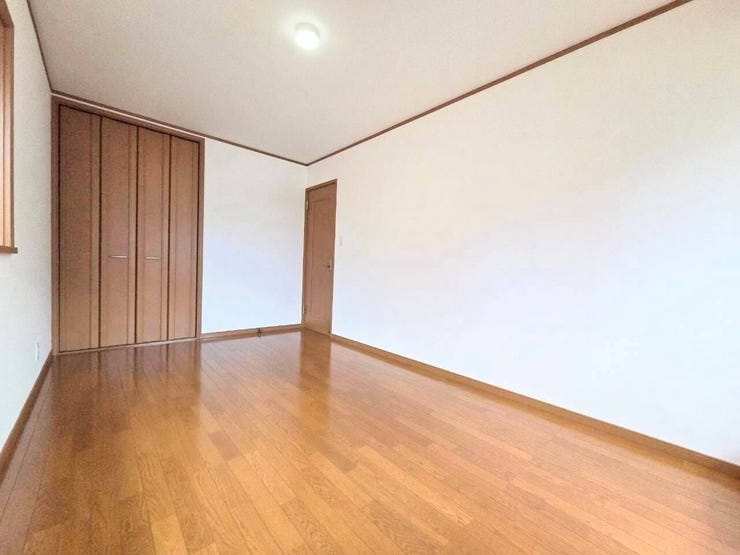 奥行きがありフラットな床面が広がる使いやすい部屋形状です。壁面が広く確保されているため、ベッドやデスクなどの家具を効率よく配置でき、自由度の高いレイアウトが可能です。