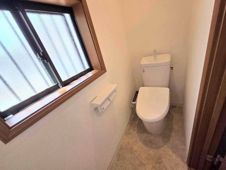 側面に設置された小窓から自然光が差し込む明るいトイレ空間です。定期的に空気の入れ替えを行えるため、においや湿気がこもりにくく、清潔で快適な環境を維持できます。