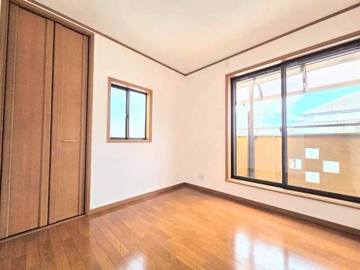 折れ戸式のクローゼットを備えた使い勝手の良い部屋構造です。衣類や身の回りの品をまとめて整理できるため、居室の床面を広く使用でき、すっきりとした生活空間を確保できます。