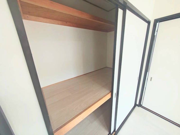 白を基調とした壁面とダークカラーの枠組みがすっきりとした印象を与えます。お部屋の物をまとめてしまえるため、室内を常に広く清潔に保てます。