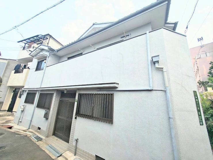 窓には面格子が設置されており、防犯面も考慮されています。プライバシーを保ちやすく、安心して暮らせる設計です。